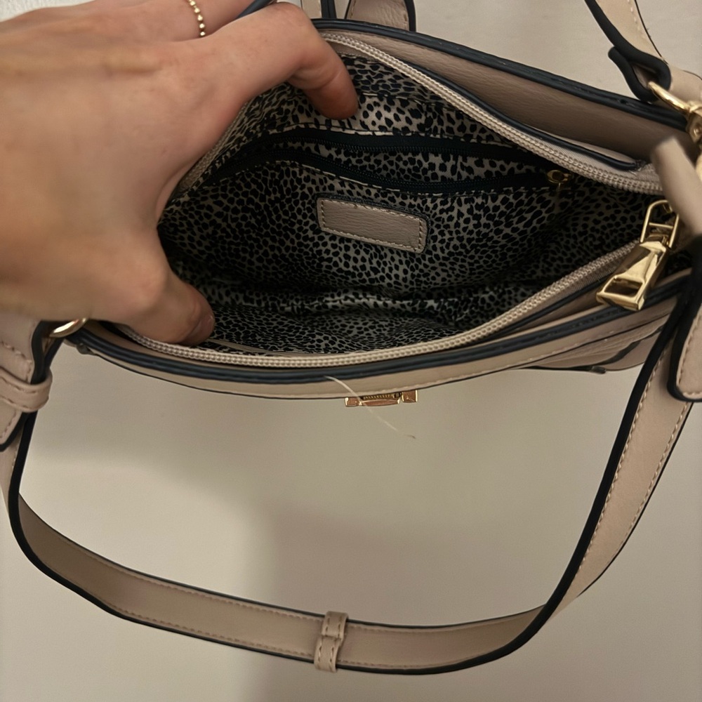 Elegant Cream Crossbody Bag - Picture 4 of 4